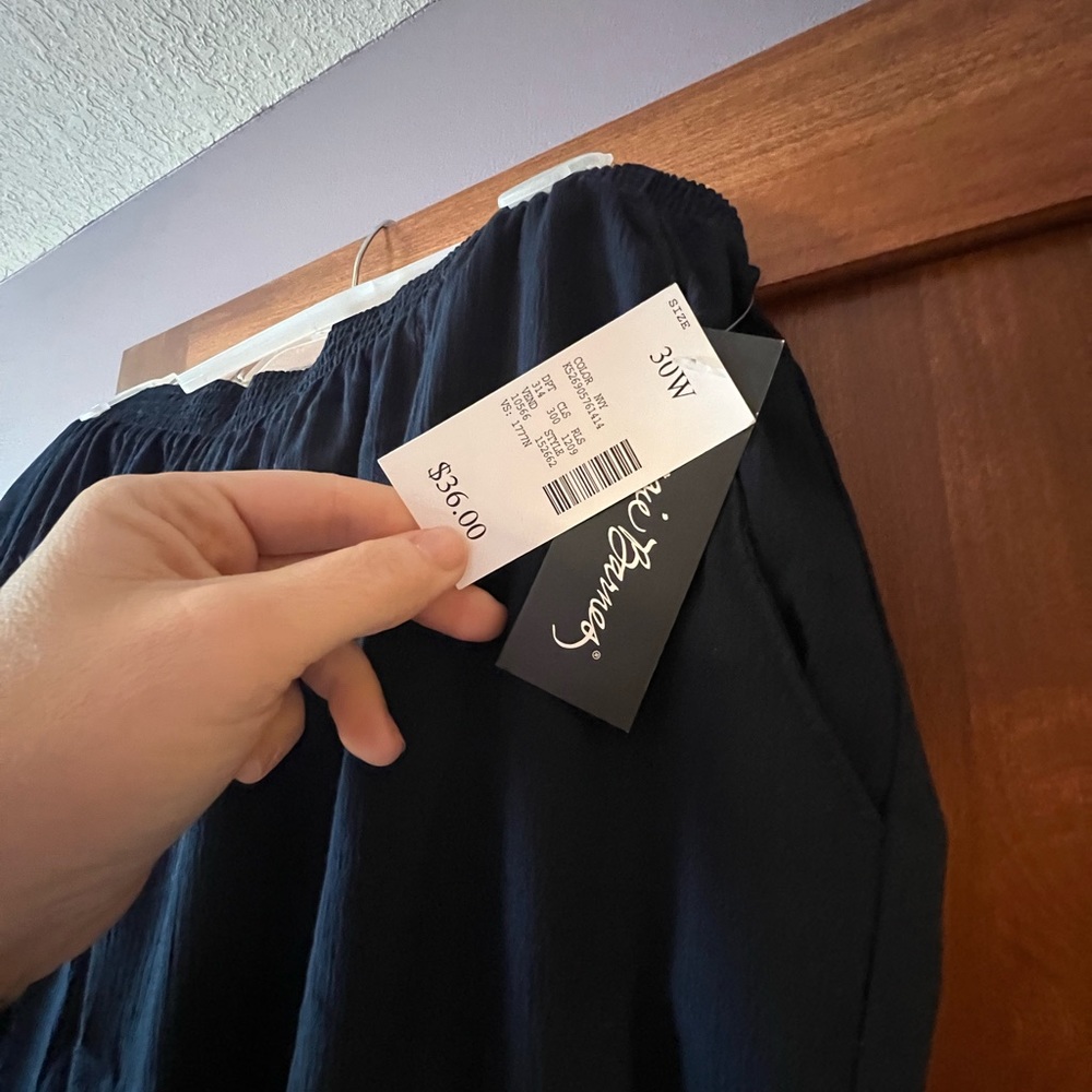 30W Maggie Barnes. NWT. Navy. Gauze material